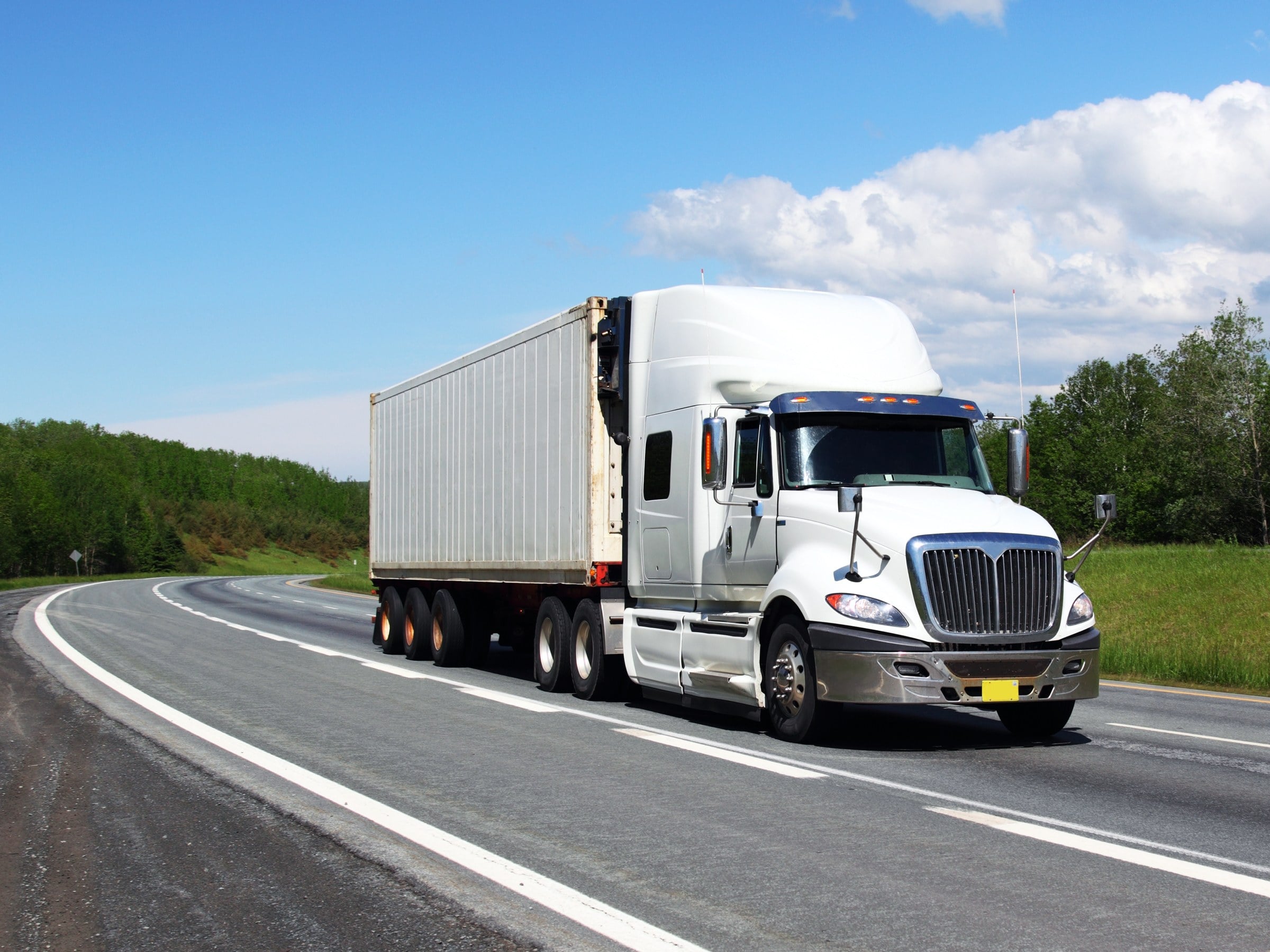 Tráiler de flete foráneo saliendo de Monterrey hacia otro estado